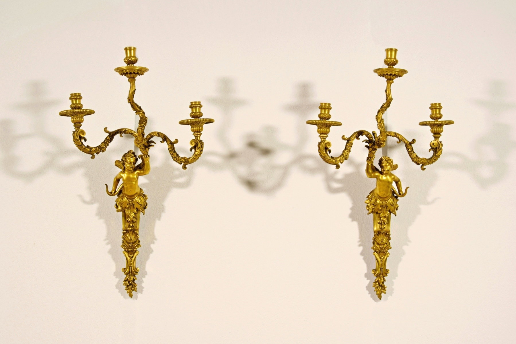 Coppia di appliques a tre luci in bronzo dorato e cesellato, Francia XIX secolo, Stile Luigi XIV-Luigi XV